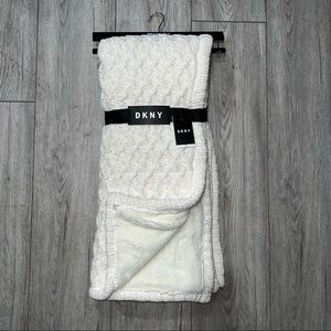 DKNY CROSSWALK SHERPA REVERSE PLUSH IVORY CREAM CABLE KNIT THROW BLANKET 50 X 60